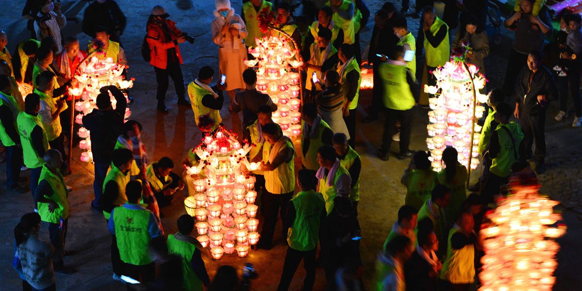 福建閩西：芷溪游花燈——“紙做燈、油點(diǎn)燈、紙包火”